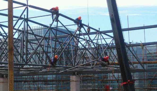 海南论网架装配施工中搭设脚手架应当留神的事故